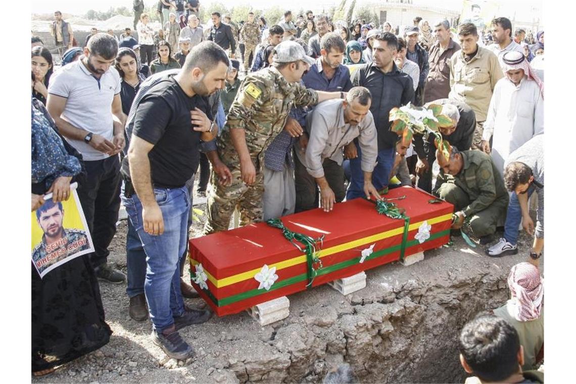 Beerdigung eines Kämpfers der Syrischen Demokratischen Kräfte, der in der Stadt Ras al-Ain im Kampf gegen die türkischen Streitkräfte ums Leben kam. Foto: -/Rojava Information Center/dpa