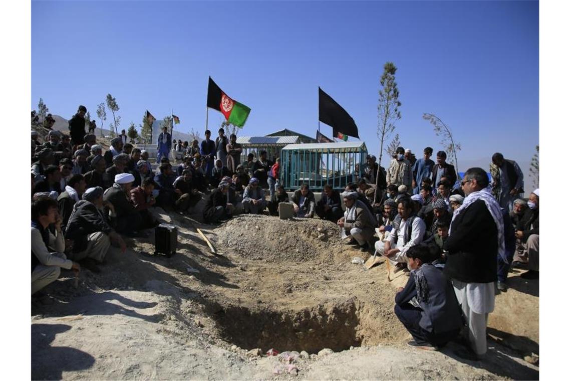 Beerdigung eines Opfers des Selbstmordanschlags vom 24. Oktober in Kabul. Foto: Mariam Zuhaib/AP/dpa