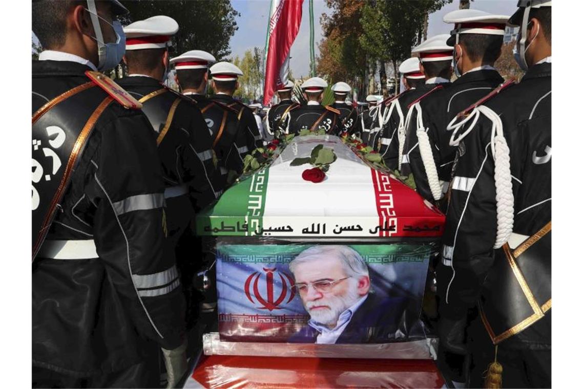 Beerdigungszeremonie für den ermordeten iranischen Atomphysiker Mohsen Fachrisadeh. Wegen der Corona-Krise durften nur Familienmitglieder des Physikers und hochrangige Generäle an der Beisetzung in Teheran teilnehmen. Foto: Uncredited/Iranian Defense Ministry/dpa