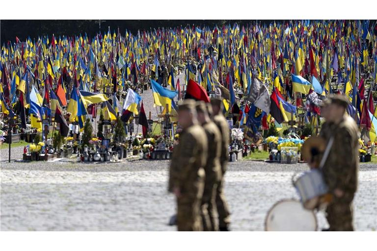 Beerdigungszeremonie für einen gefallenen ukrainischen Soldaten. Am Karfreitag tauschen Russland und die Ukraine Soldatenleichen aus (Archivfoto).