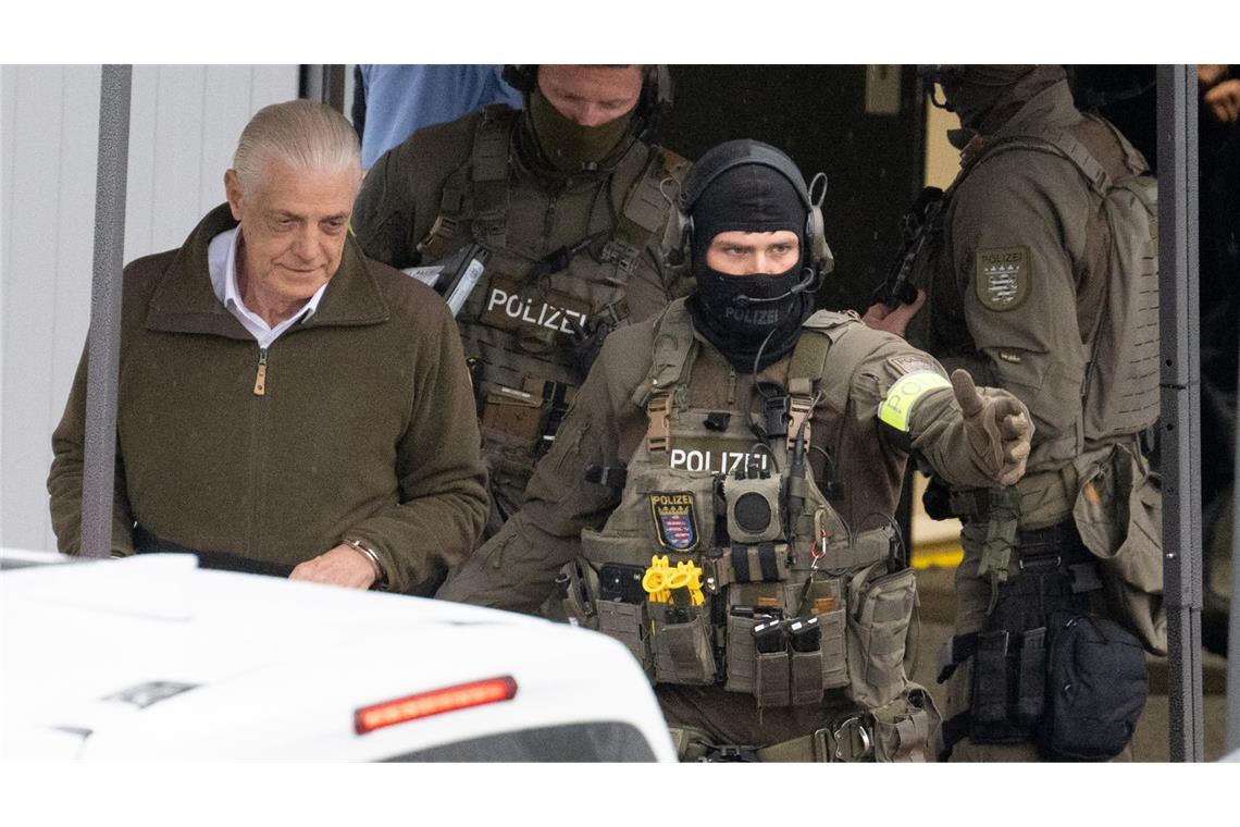 Wenn Putin einmarschieren soll – und es dann doch nicht tut Befehlshaber der deutschen Armee: In Handschellen wird Rüdiger von Pescatore nach einem Prozesstag in Frankfurt von Polizisten des Spezialeinsatzkommandos Hessen zurück ins Gefängnis transportiert.