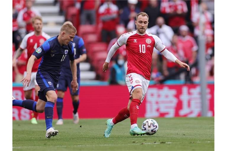 Befindet sich nach seinem Kollaps gegen Finnland auf dem Wege der Besserung: Dänemark-Star Christian Eriksen (r). Foto: Wolfgang Rattay/POOL REUTERS/AP/dpa