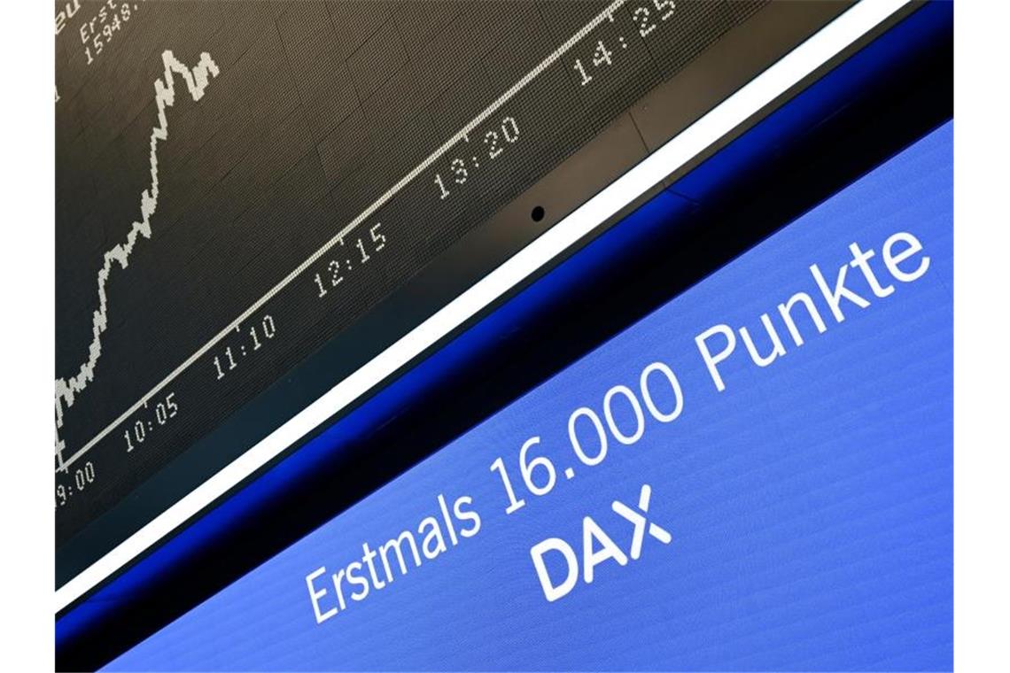 Dax schwingt sich über 16.000 Punkte Beflügelt von guten Unternehmensbilanzen hat der Dax erstmals die Marke von 16 000 Punkten geknackt. Foto: Arne Dedert/dpa