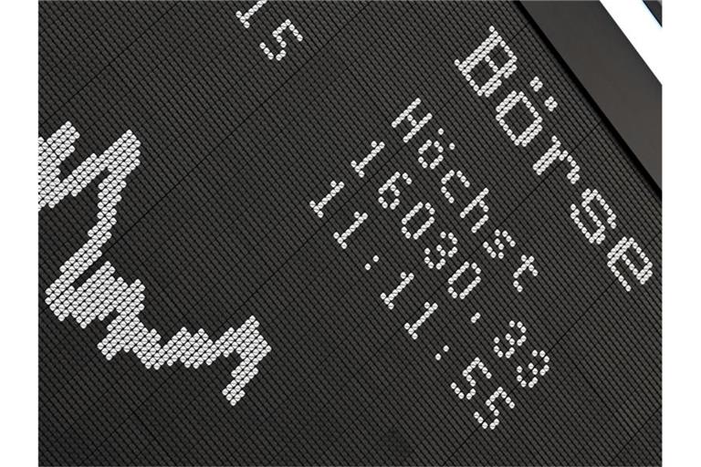 Beflügelt von guten Unternehmensbilanzen hat der Dax erstmals die Marke von 16.000 Punkten geknackt. Foto: Arne Dedert/dpa