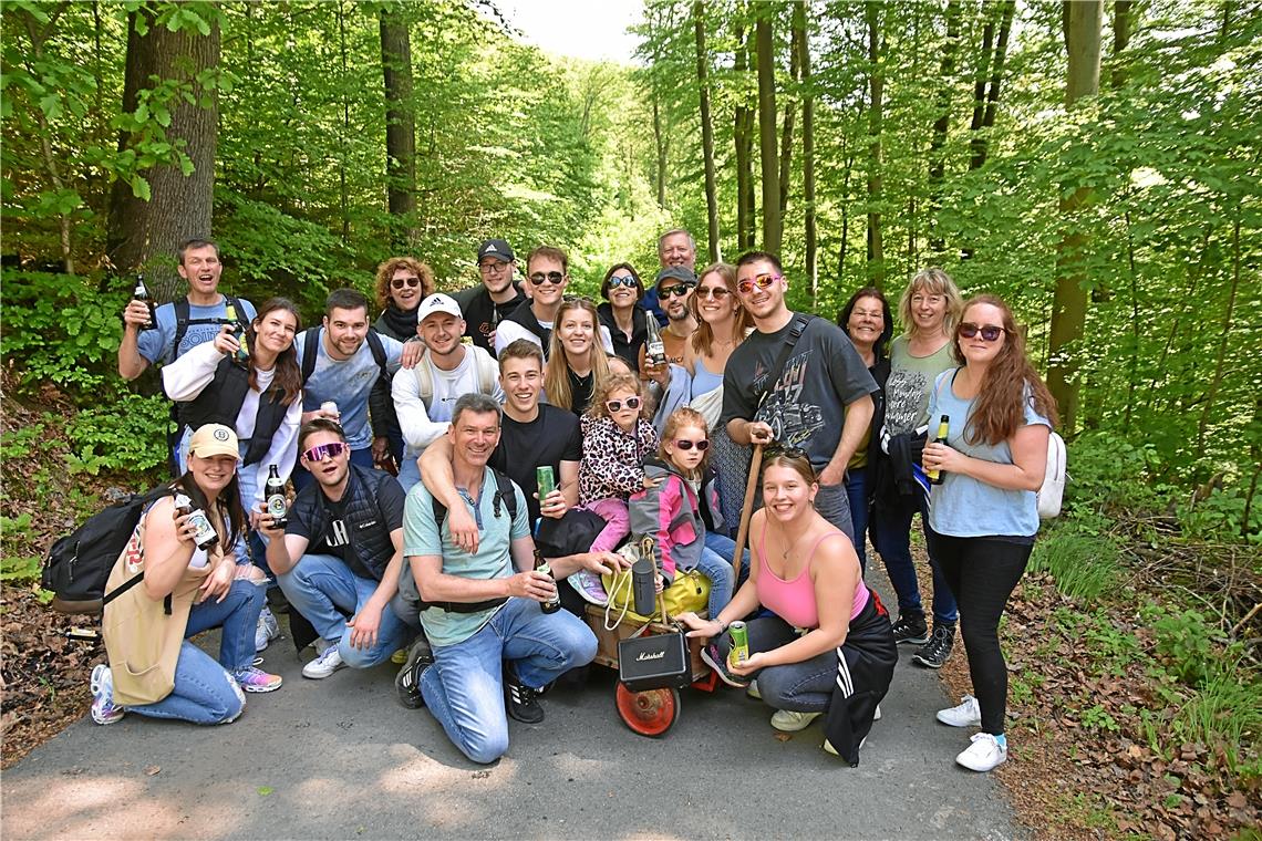 Befreundete Familien aus Oppenweiler mit dem Bollerwagen auf dem Weg den Berg hi...