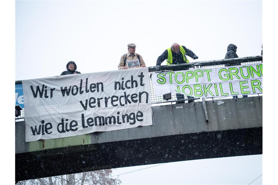Sind die Feinstaub- und Stickoxid-Grenzwerte unbegründet? Befürworter und Gegner des Dieselfahrverbots in Stuttgart. Foto: Sebastian Gollnow