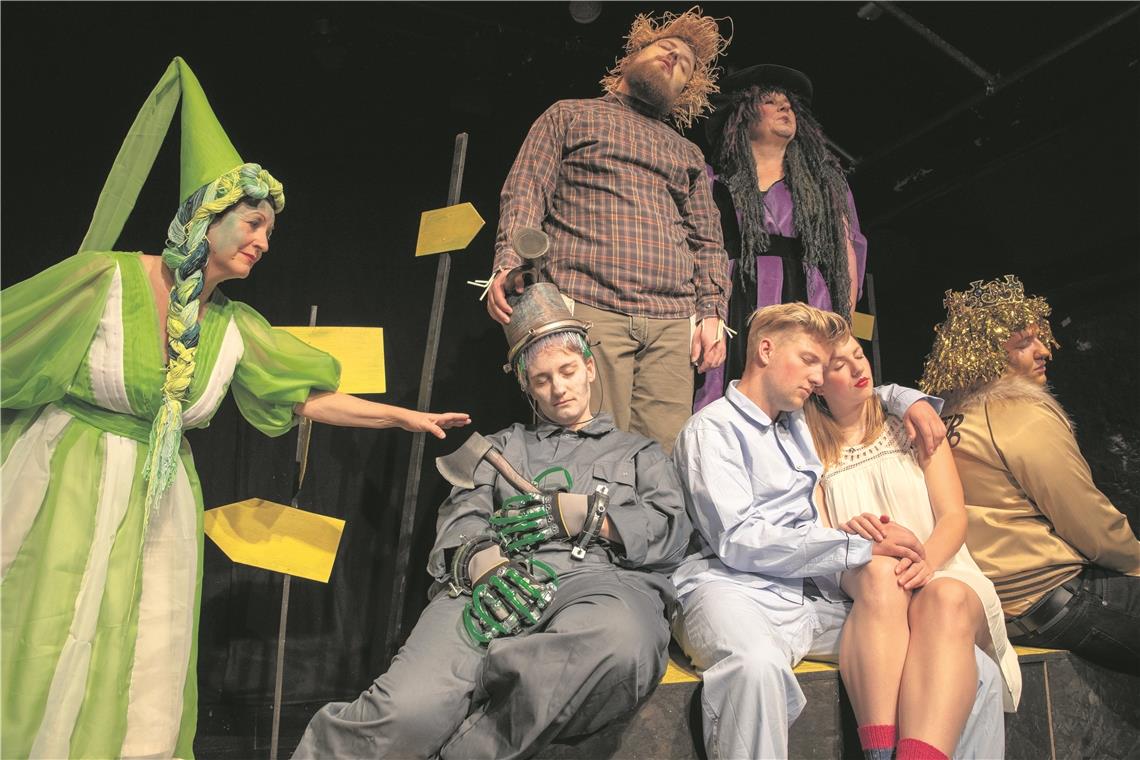„Vor der Premiere ist Theater echt Arbeit“ Begegnen sich bei der Reise nach Oz: Das kleine Mädchen Dorothy, die Vogelscheuche, ein feiger Löwe und ein eingerosteter Blechmann sowie die böse Hexe Em, die gute Fee Glinda und der Zauberer – gespielt von den Darstellern der Jungen Backnanger Bürgerbühne. Foto: A. Becher