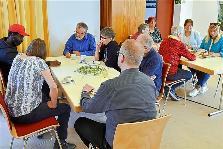 Begegnungscafé für Geflüchtete im katholischen Gemeindezentrum in Allmersbach im Tal. Der 2015 gegründete Asylkreis besteht zwar noch immer, die Zahl der ehrenamtlichen Helfer hat sich aber von 30 auf etwa zehn reduziert. Foto: Tobias Sellmaier