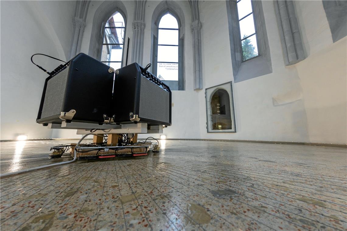 Begehbare, interaktive Sound-Installation im gotischen Chor der Galerie.