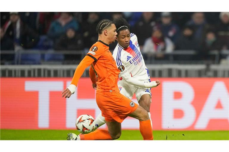 Begehrter Spieler: Malick Fofana (r) von Olympique Lyon - hier im Duell mit Frankfurt's Nnamdi Collins.