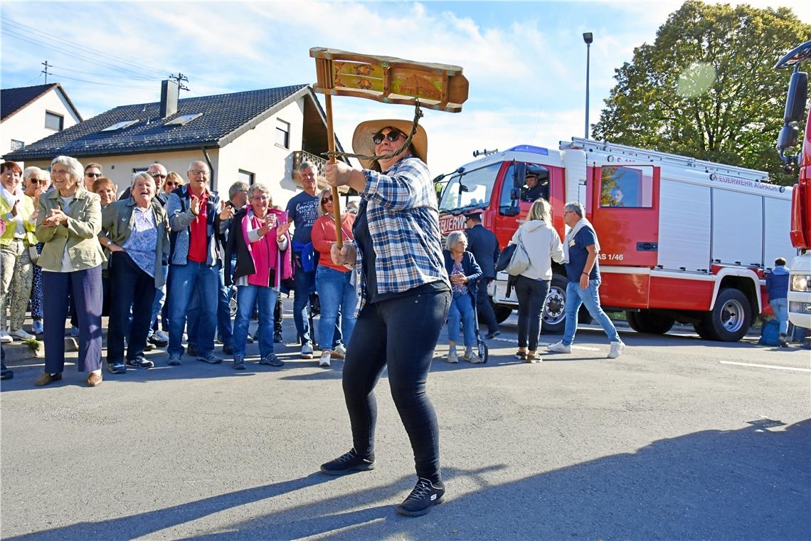 Begeisterte das Publikum mit ihrer lauten Rätsche. Kelterfest und Umzug in Aspac...