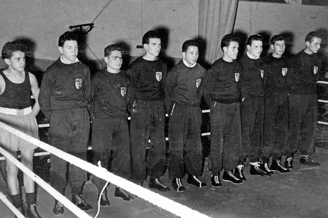 Begeisterung und eine proppenvolle Halle Begeisterte eine ganze Region (von links): Die TSG-Staffel, die hier Mitte der Fünfziger mit Wilhelm Bley, Römer, Schigel, Heinz Bley, Horst Küster, Ernst Bley, Zimmermann und Gassmann antrat. Der Name des neunten Kämpfers ist nicht bekannt. Foto: privat