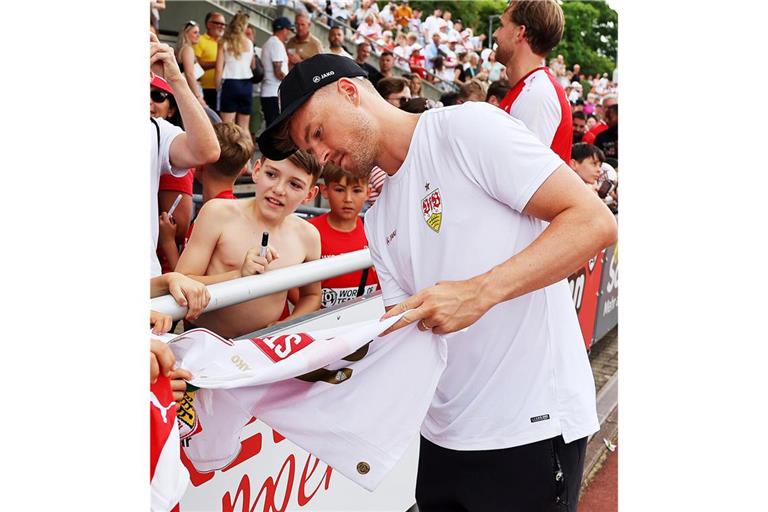 Begeisterung auch beim Testspiel des VfB gegen den SV Fellbach: Maximilian Mittelstädt beim Autogrammeschreiben