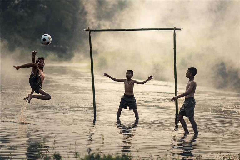 Begeisterung für den Fußball kann auch so aussehen. Wohl dem, der sich durch nichts den Spaß am Spiel verderben lässt. Foto: Blende/Pixabay