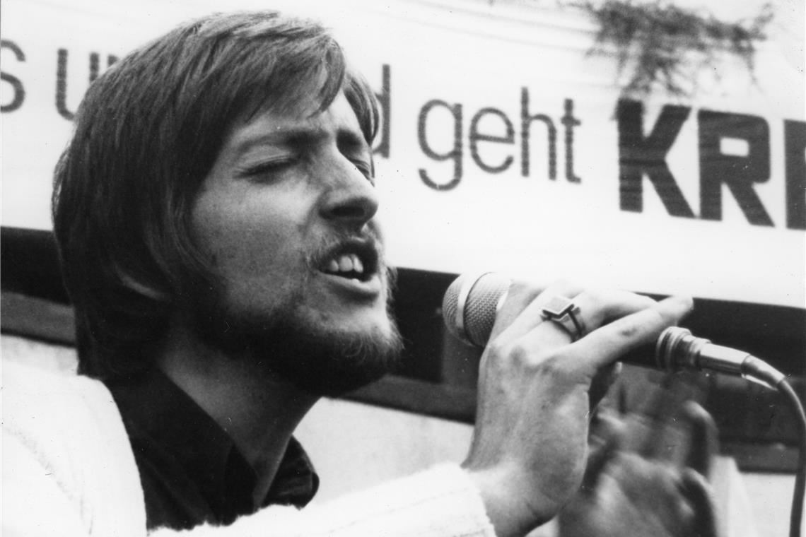 Das Straßenfest als Kulturgut Beginn einer großen Musikerkarriere: Wolle Kriwanek beim Schlagerwettbewerb auf dem ersten Backnanger Straßenfest 1971. Repro: Peter Wolf