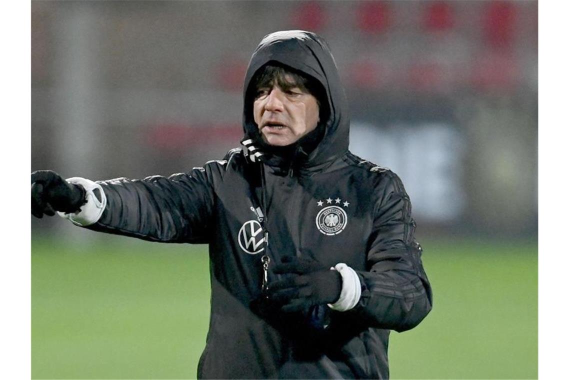 Löw beginnt mit Neulingen Baku und Max gegen Tschechien Beginnt mit zwei Länderspiel-Debütanten gegen Tschechischen: Bundestrainer Joachim Löw. Foto: Robert Michael/dpa-Zentralbild/dpa