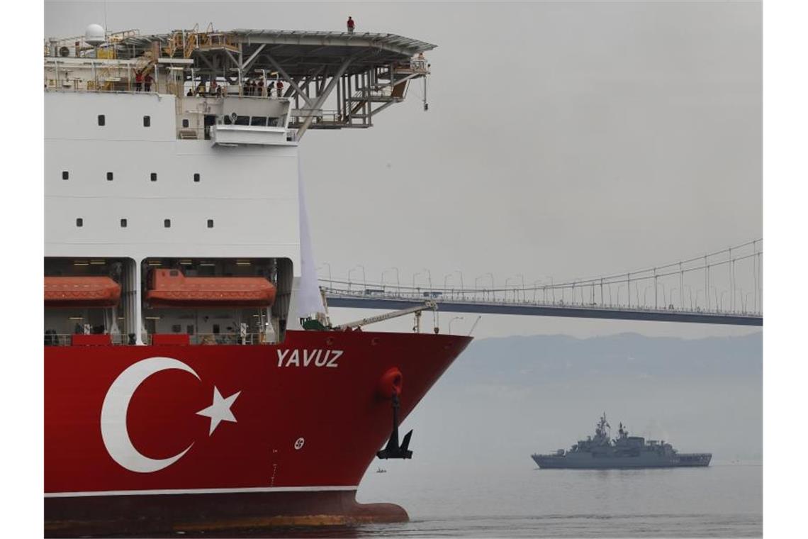 Erdgasbohrungen: EU beschließt Strafmaßnahmen gegen Türkei Begleitet von einem Schiff der türkischen Marine, macht sich das Bohrschiff „Yavuz“ auf den Weg vor die Küste Zyperns. Foto: Lefteris Pitarakis/AP/Archiv