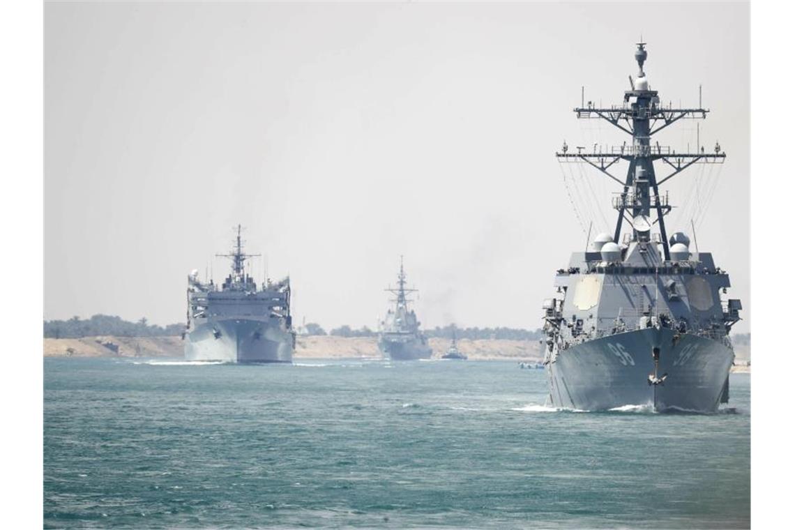 EU-Minister warnen USA vor Krieg mit dem Iran Begleitschiffe des Flugzeugträger USS Abraham Lincoln im Suezkanal. Foto: Mass Communication Specialist 3r/U.S. Navy/AP