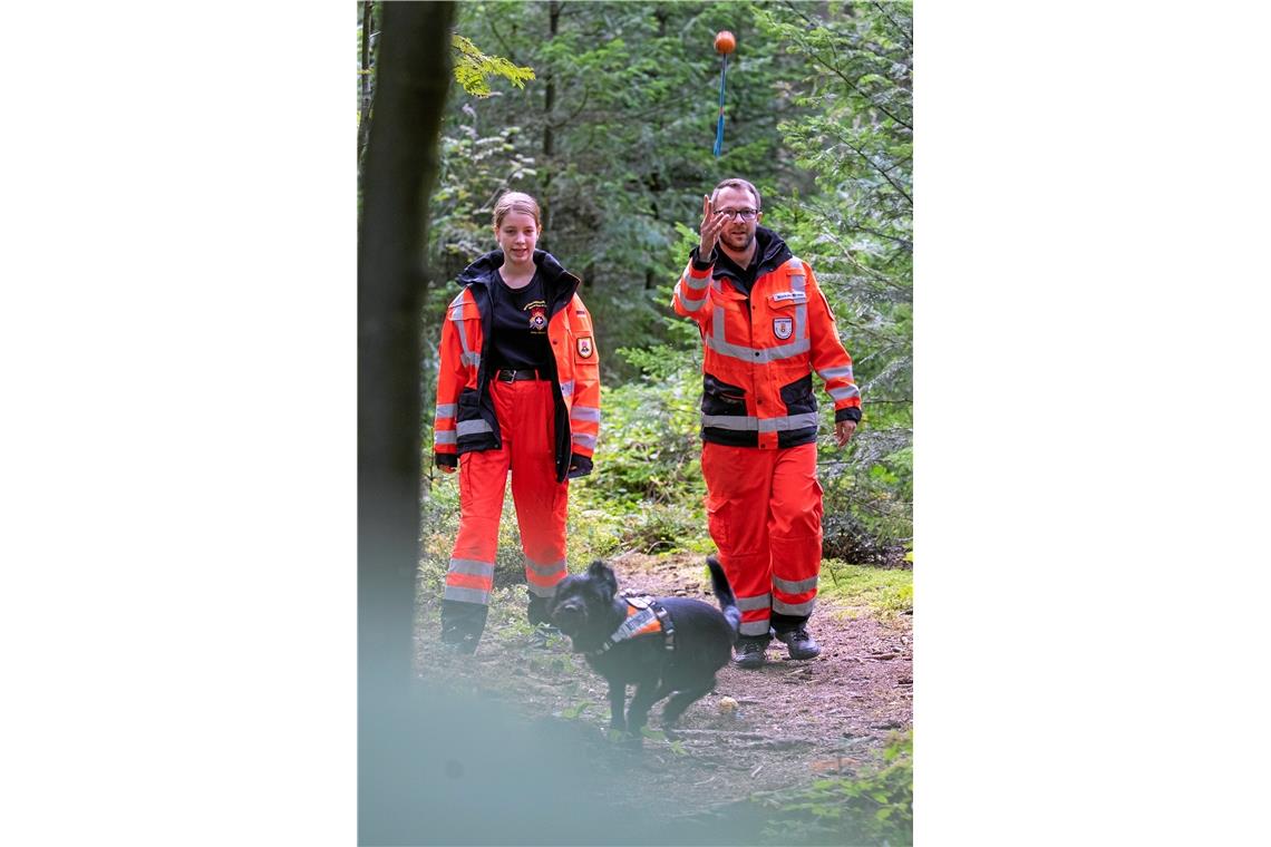 Begleitung beim Training der Rettungshundestaffel im Wald bei Kaisersbach.