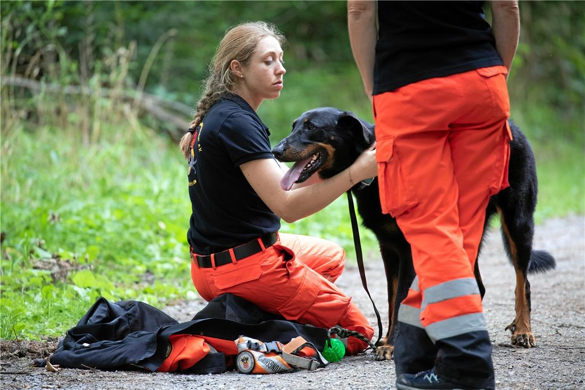 Begleitung beim Training der Rettungshundestaffel im Wald bei Kaisersbach; hier ...