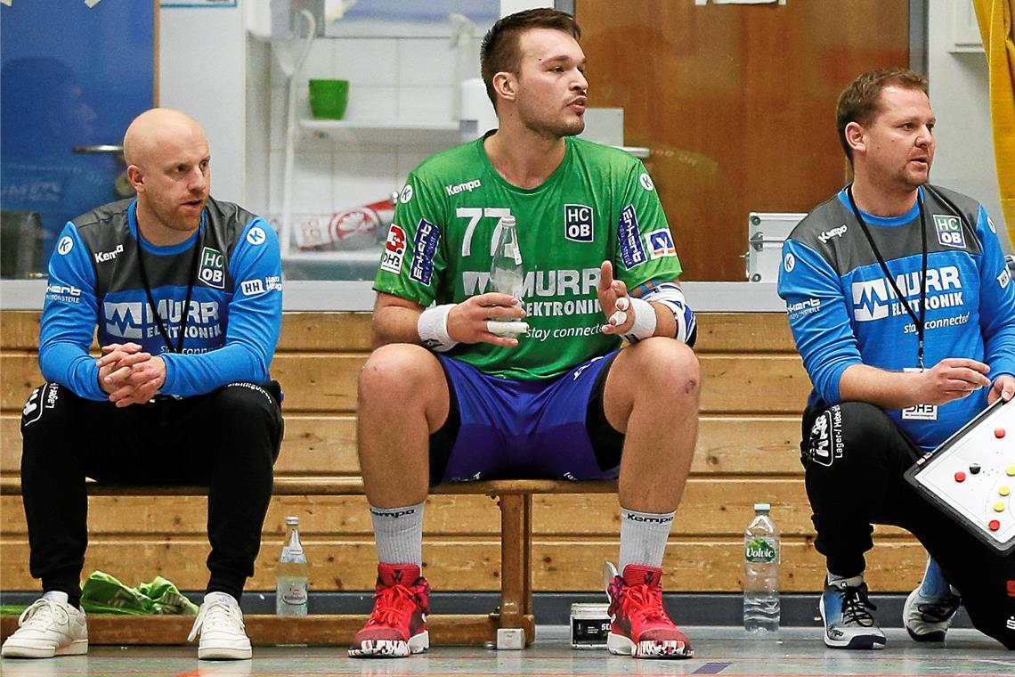 Der DHB ordnet Pause in der Dritten Liga an Begrüßt die vorläufige Pause für die Dritte Liga: Die HCOB-Handballer um Teammanager Jonas Frank (links). Foto: A. Becher