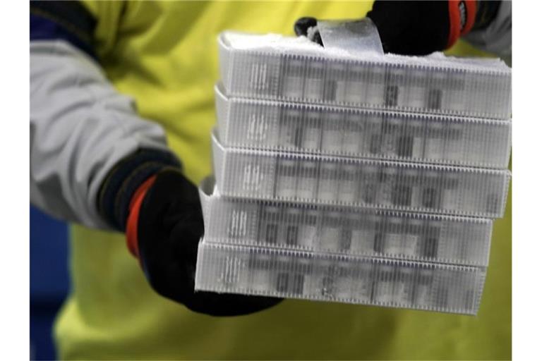 Behälter mit dem COVID-19-Impfstoff von Biontech/Pfizer werden für den Versand vorbereitet. Foto: Morry Gash/Pool AP/dpa
