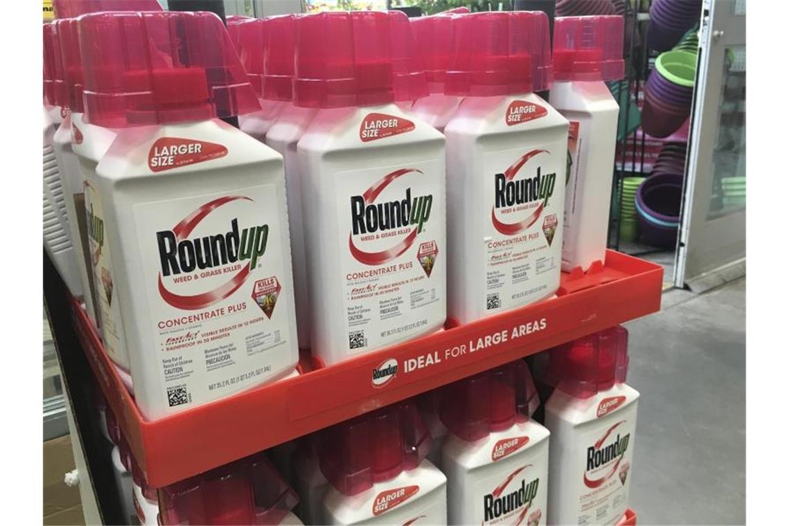 US-Gericht senkt Strafe für Bayer in Glyphosat-Urteil Behälter mit Roundup, ein glyphosathaltiges Unkrautvernichtungsmittel von Monsanto, stehen in einem Regal in einem Geschäft in San Francisco. Foto: Haven Daley/AP/dpa