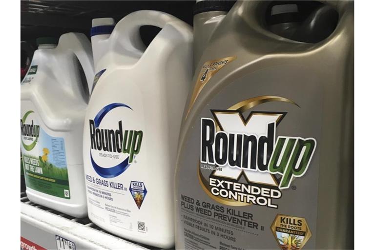 Behälter mit Roundup, einem Unkrautvernichter von Monsanto, stehen in einem Regal in einem amerikanischen Baumarkt. Foto: Haven Daley/AP