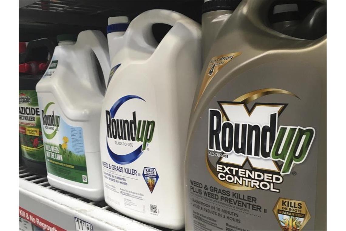 Bayer-Aufsichtsrat verteidigt Konzernchef Baumann Behälter mit Roundup, einem Unkrautvernichter von Monsanto, stehen in einem Regal in einem Baumarkt. Foto: Haven Daley/AP/dpa