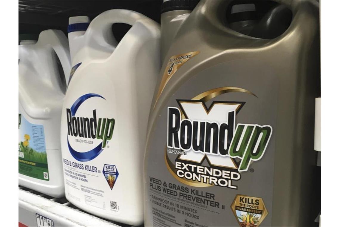 Behälter mit Roundup, einem Unkrautvernichter von Monsanto, stehen in einem Regal in einem Baumarkt. Foto: Haven Daley/AP