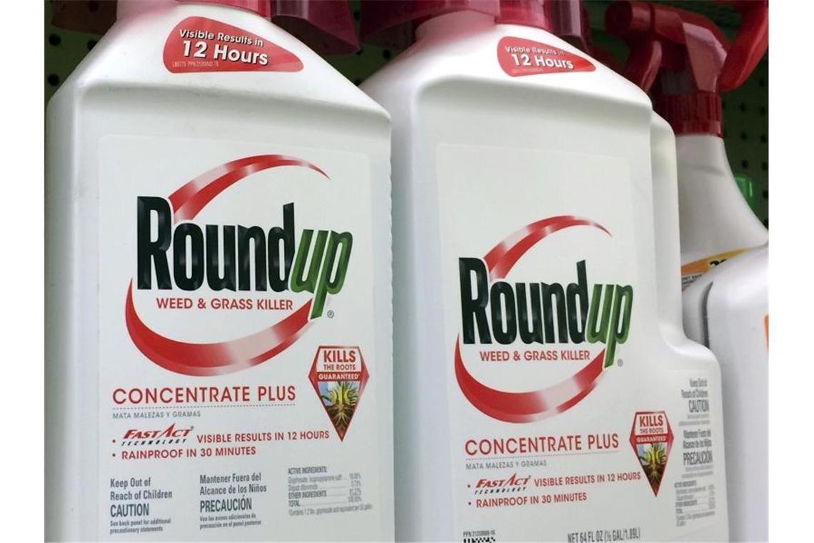 Behälter mit Roundup, einem Unkrautvernichter von Monsanto, stehen in einem Regal in einem Baumarkt. Foto: Reed Saxon/AP/dpa