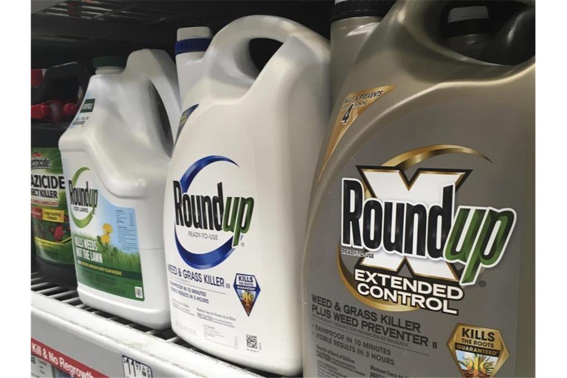 Behälter mit Roundup, einem Unkrautvernichter von Monsanto, stehen in einem Regal in einem Baumarkt. Foto: Haven Daley/AP/dpa