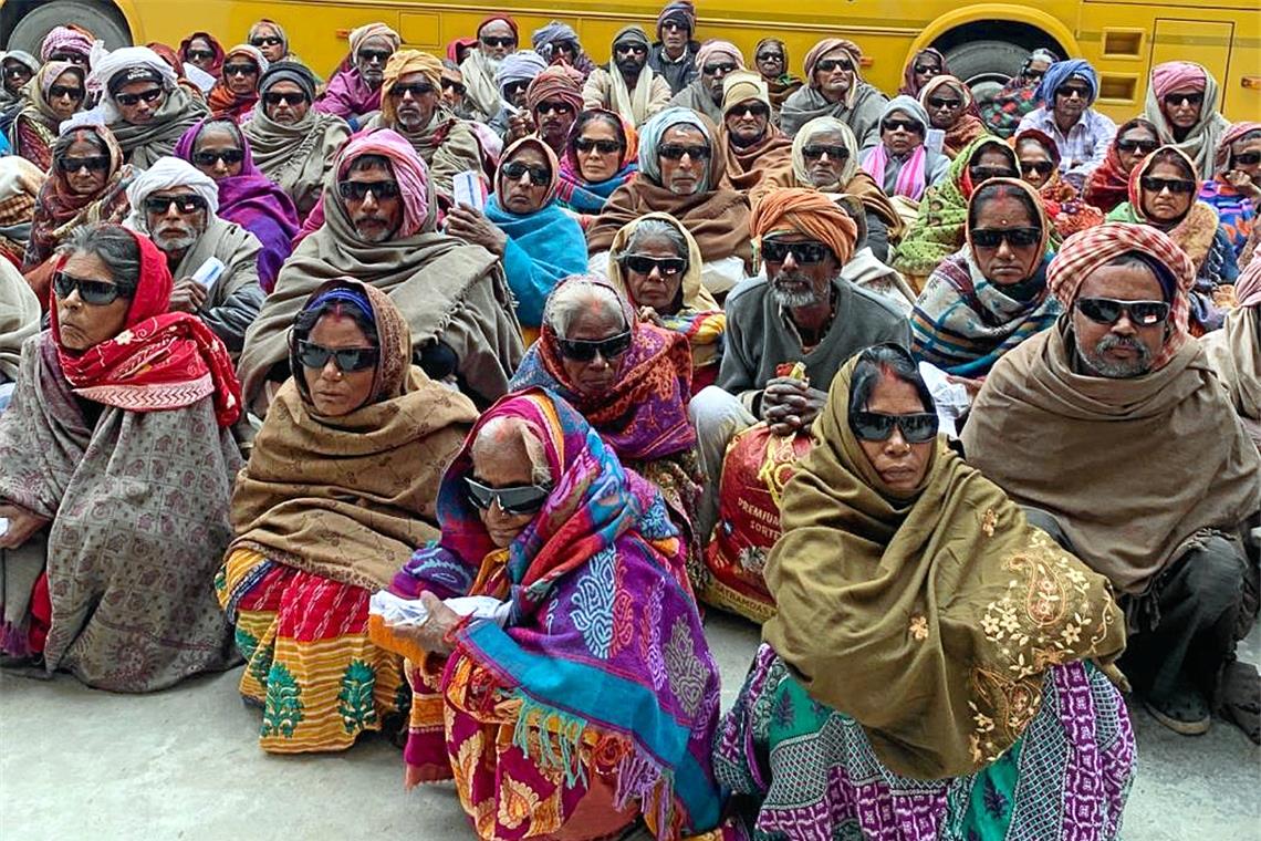 Behandlung für Menschen mit grauem Star: In Nepal arbeitet der Verein mit einer Augenklinik zusammen, um Patienten die notwendige Operation zu ermöglichen. Fotos: Help! – Wir helfen!