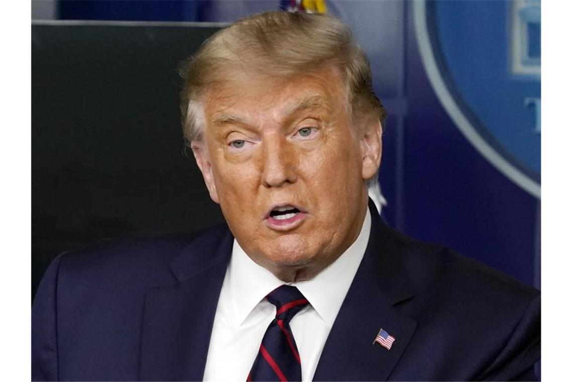 USA erlauben Covid-19-Behandlung mit Blutplasma Behandlung mit Blutplasma: Trump spricht bei einer Pressekonferenz im Weißen Haus von einer „wirkmächtigen Therapie“ mit einer „unglaublichen Erfolgsrate“. Foto: Alex Brandon/AP/dpa