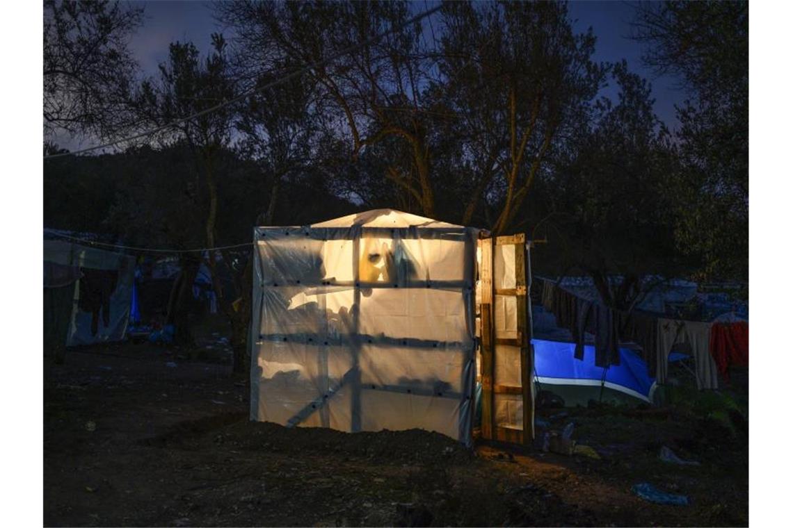 Flüchtlinge im Mittelmeer: Griechenland wieder im Fokus Behelfsmäßige Wohnungen aus Plastikplanen und Holz in einem provisorischen Lager auf der griechischen Insel Lesbos. Foto: Angelos Tzortzinis/dpa