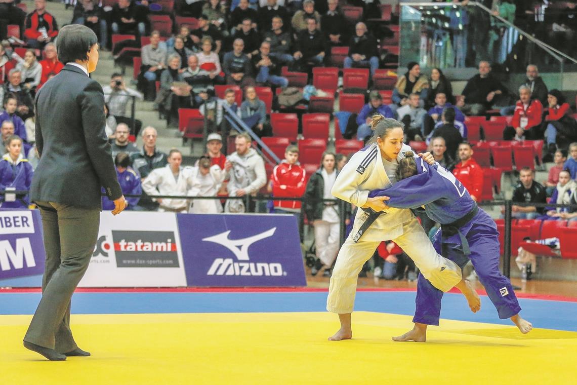 Menz erweitert ihre Titelsammlung Behielt in allen fünf Duellen die Oberhand und schnappte sich in der Stuttgarter Scharrena damit die Goldmedaille: Katharina Menz (weißer Anzug) von der TSG Backnang. Fotos: A. Becher