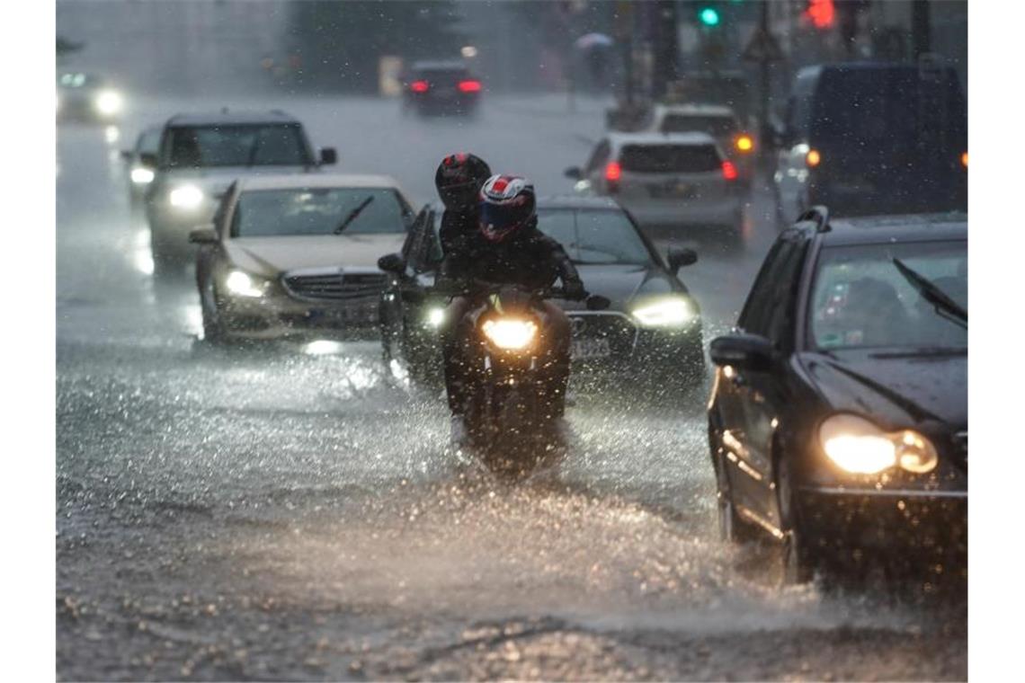 Katastrophenschutz: Seehofer hält Warn-Pflicht für notwendig Behörden wie der Deutsche Wetterdienst sehen Handlungsbedarf, um besser mit Extremwettern umzugehen. Foto: Jörg Carstensen/dpa