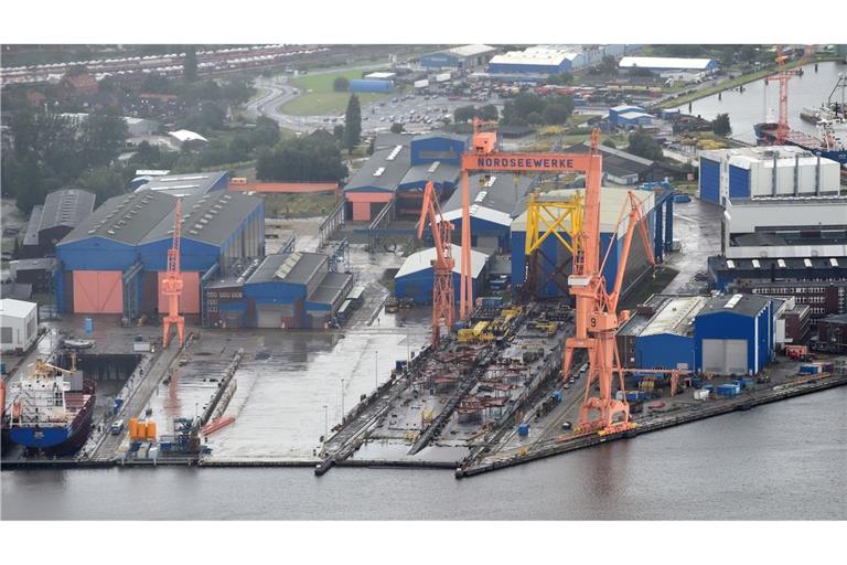 Behördenschiffe und Fähren dürfen künftig auf einer Werft im ostfriesischen Emden abgewrackt und recycelt werden. (Archivbild)