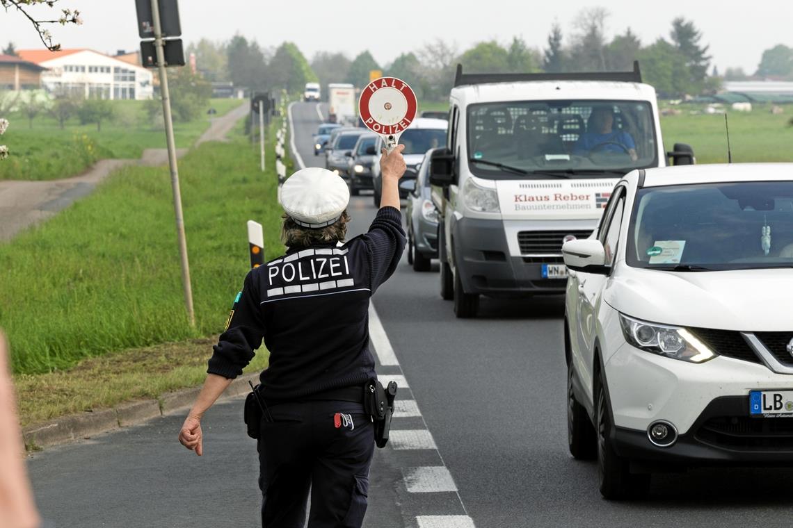 Verkehrskontrolle: Polizei montiert Kennzeichen noch vor Ort ab Bei 17 kontrollierten Fahrzeugen gab es insgesamt 12 Beanstandungen der Verkehrspolizei. Symbolfoto: Alexander Becher