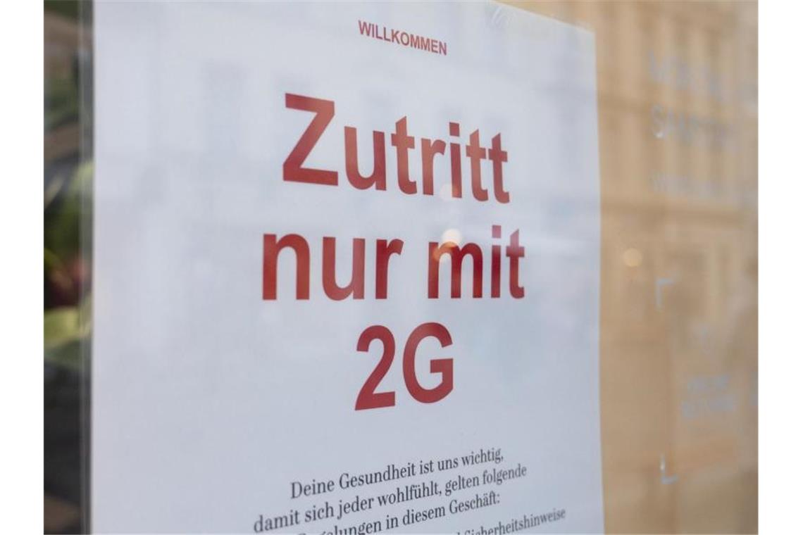 Handel befürchtet Umsatzeinbußen von bis zu 50 Prozent Bei 2G haben nur Geimpfte und Genesene Zutritt. Der Handel kritisiert die Vorgaben scharf. Foto: Christophe Gateau/dpa