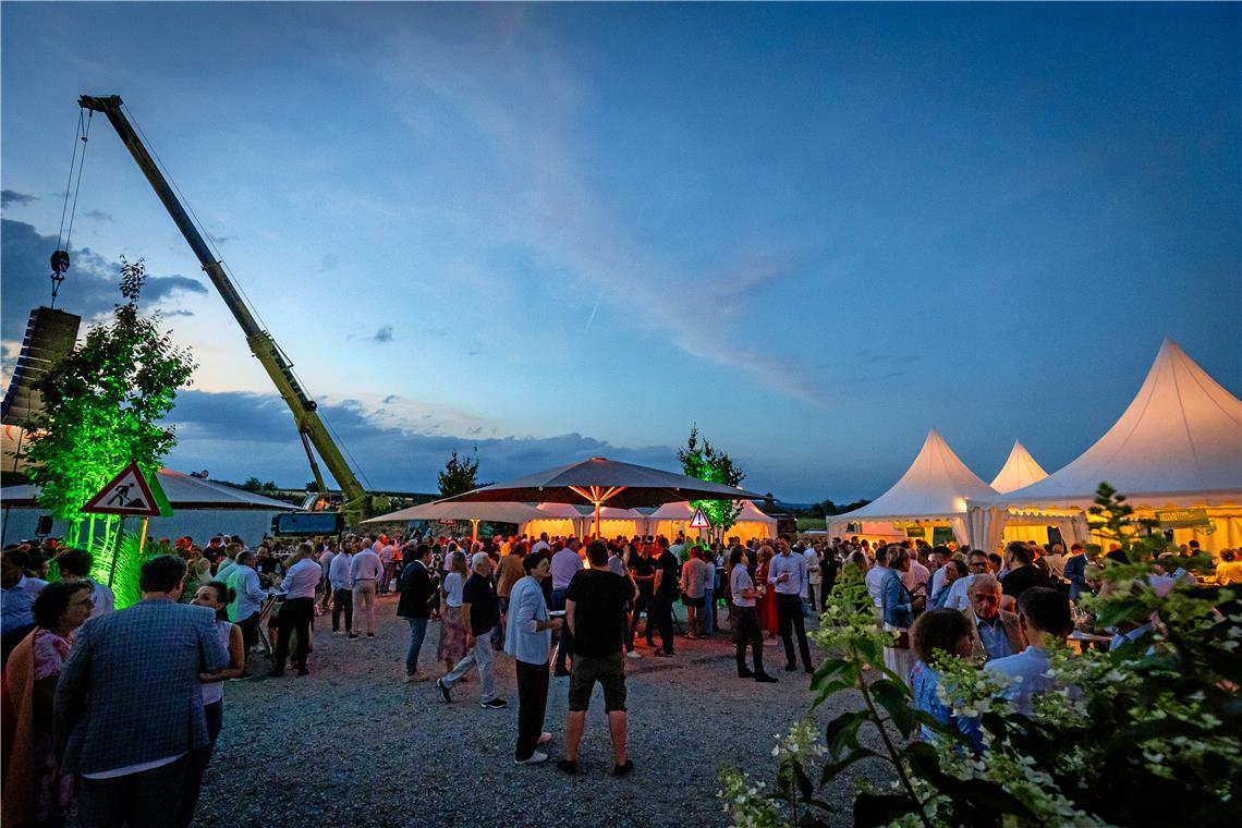 Bei angenehmen Temperaturen klingt der Abend unter freiem Himmel aus.