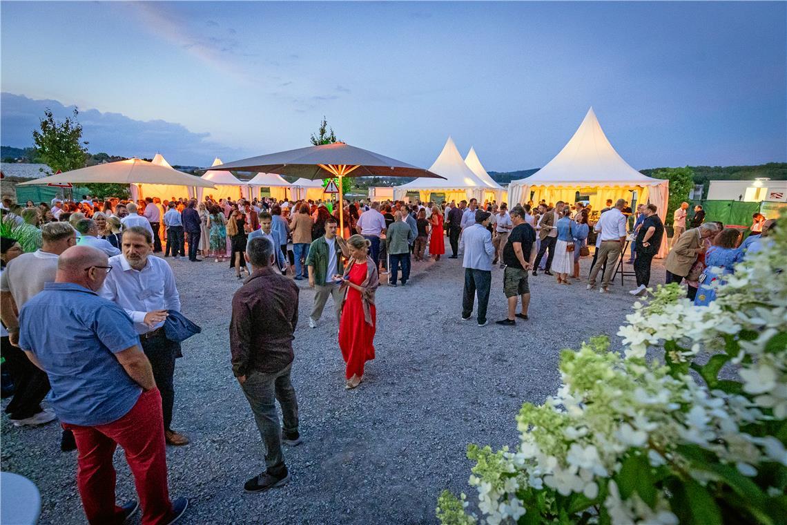 Bei angenehmen Temperaturen klingt der Abend unter freiem Himmel aus.