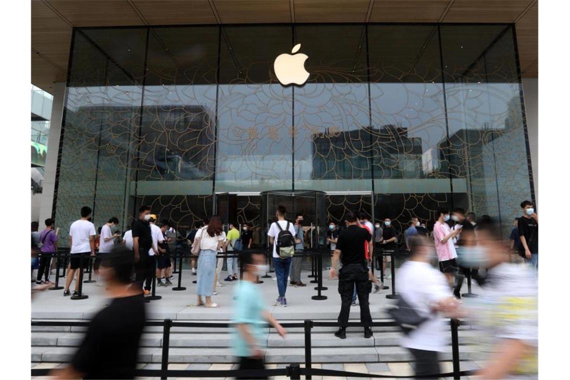 Tech-Riesen trotzen der Corona-Krise mit Milliardengewinnen Bei Apple stieg der iPhone-Umsatz im Jahresvergleich um 1,7 Prozent auf 26,4 Milliarden Dollar. Foto: Quan'yajun/SIPA Asia via ZUMA Wire/dpa