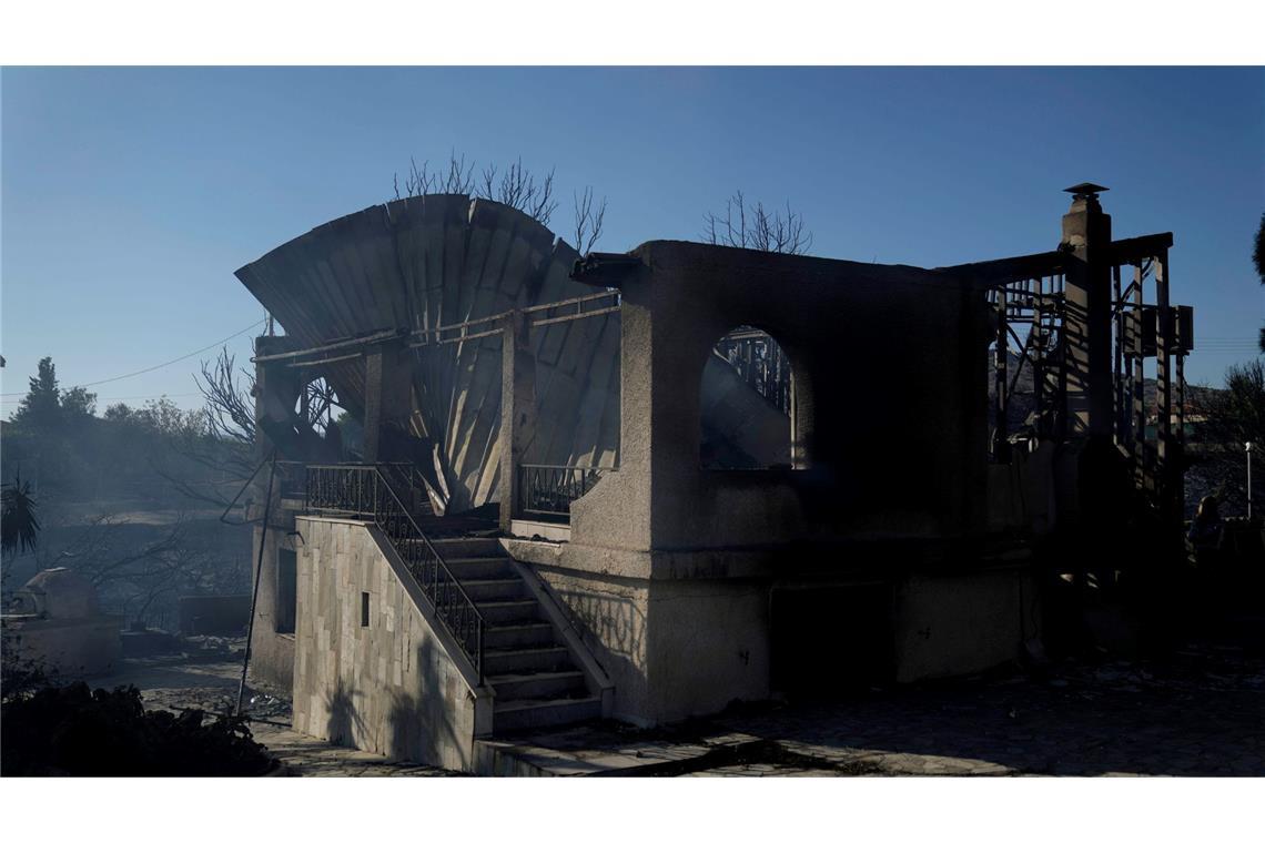 Bei Athen wurden 13 Häuser von einem Großbrand stark beschädigt, manche sogar völlig zerstört.