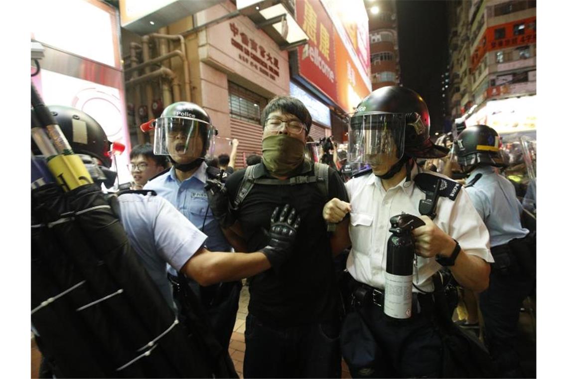 Erneut Zusammenstöße in Hongkong Bei Auseinandersetzungen mit Hunderten Protestlern wurden sechs Demonstranten von der Polizei festgenommen. Foto: Andy Wong/AP