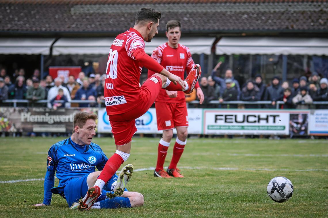 WFV-Pokal: TSG Backnang fordert die Stuttgarter Kickers heraus Bei Backnangs 0:4-Heimpleite im Oberliga-Duell im März staubt Loris Maier vor Patrick Tichy zum 1:0 für die Kickers ab. Foto: Alexander Becher