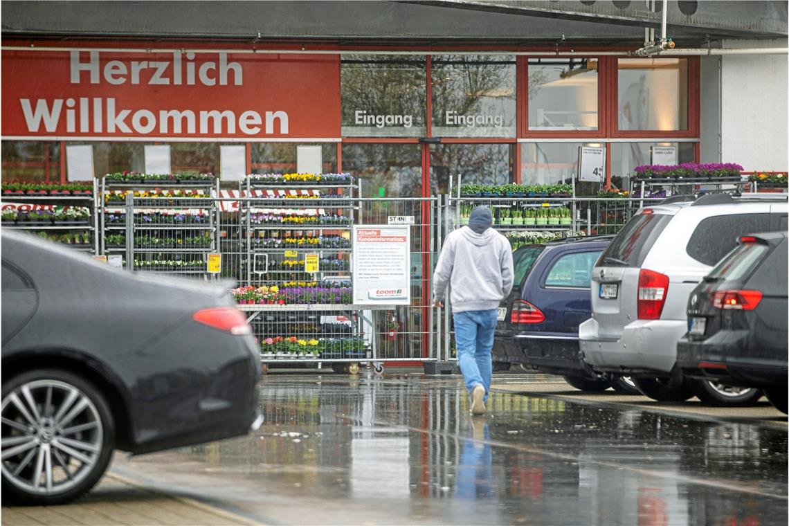 Nur mäßiges Kaufinteresse in Baumärkten Bei Baumärkten in Backnang gab’s am Samstag noch reichlich Parkplätze. Ein Schwätzchen wurde kaum gehalten; und wenn, dann mit der gebotenen Distanz. Foto: A. Becher