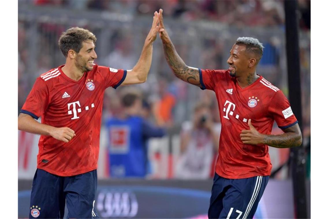 Bei Bayern vor einer ungewissen Zukunft: Javi Martínez (l) und Jérôme Boateng. Foto: Peter Kneffel/dpa