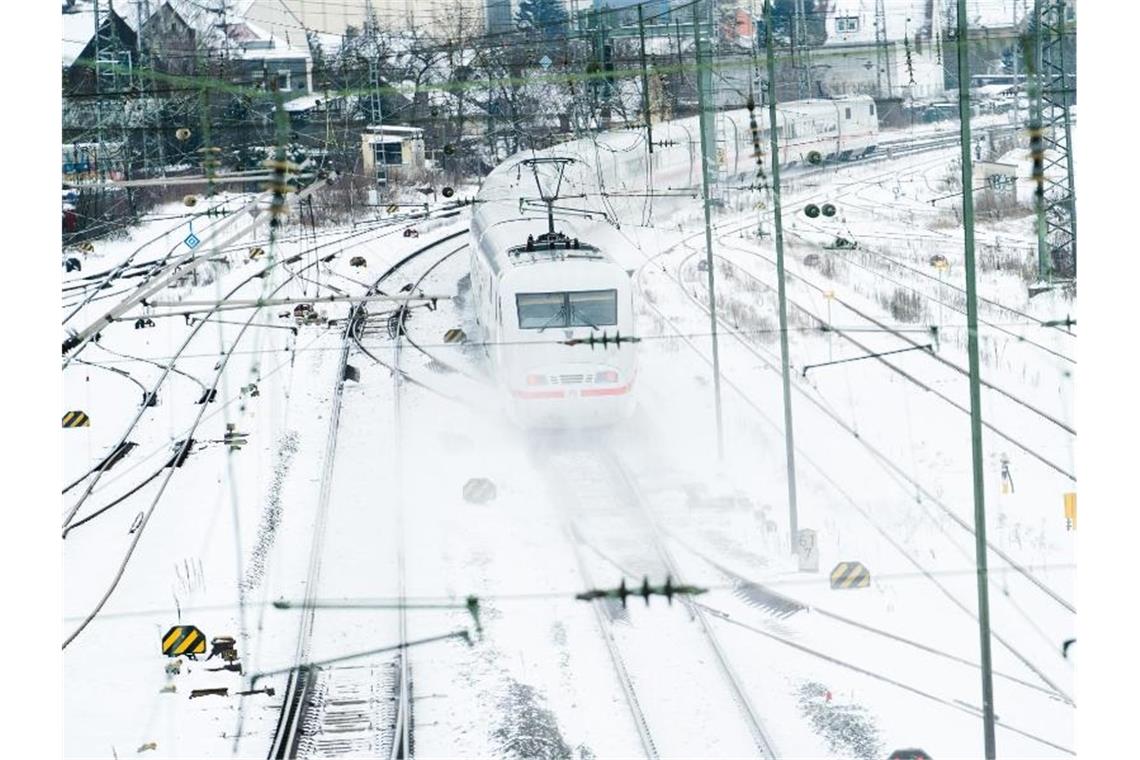 „Bei bis zu minus 20 Grad Celsius arbeiten Tausende Mitarbeitende rund um die Uhr daran, den Bahnverkehr wieder zum Laufen zu bekommen“, erklärte die Deutsche Bahn. Foto: Nicolas Armer/dpa