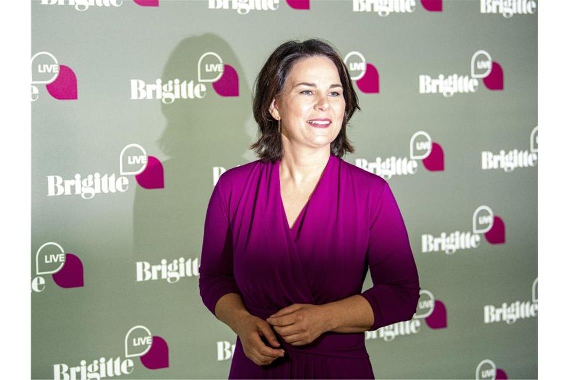 Baerbock: Habe kein Sachbuch geschrieben Bei "Brigitte Live" wehrt sich Grünen-Kanzlerkandidatin Annalena Baerbock gegen Vorwürfe. Foto: Fabian Sommer/dpa